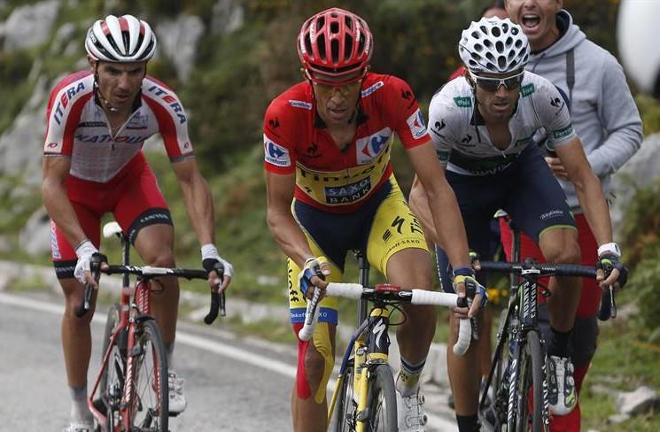 CarlosDeAndrs1's tweet photo. Y se acabó amigos, por primera vez desde 2004, ninguno de estos 3 colosos estará en el Tour de Francia. Se cierra una etapa maravillosa en Francia en la que cada uno a su forma, nos ilusionaron y nos brindaron tardes de gloria para el ciclismo español. Mi reconocimiento a ellos. https://t.co/HMUPJvBplC