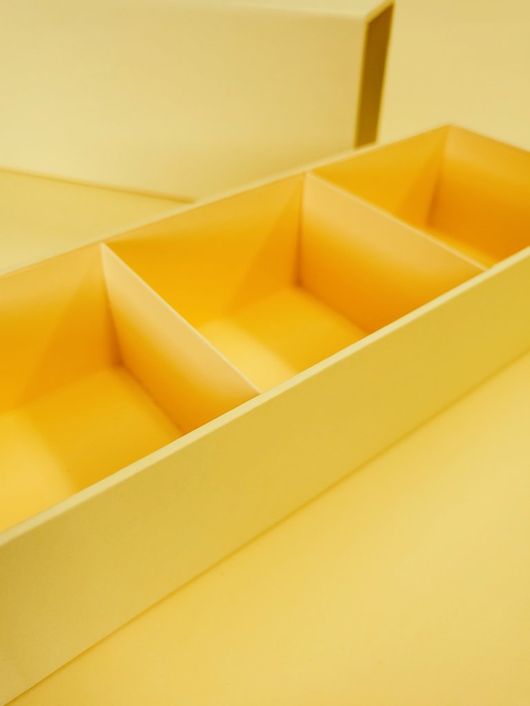 Bring back the sunshine 🌞. A warm summery base and rigid sleeve covered in <a href="/SensesPaper/">Senses Paper</a> 

#yellow #summer #matchbox