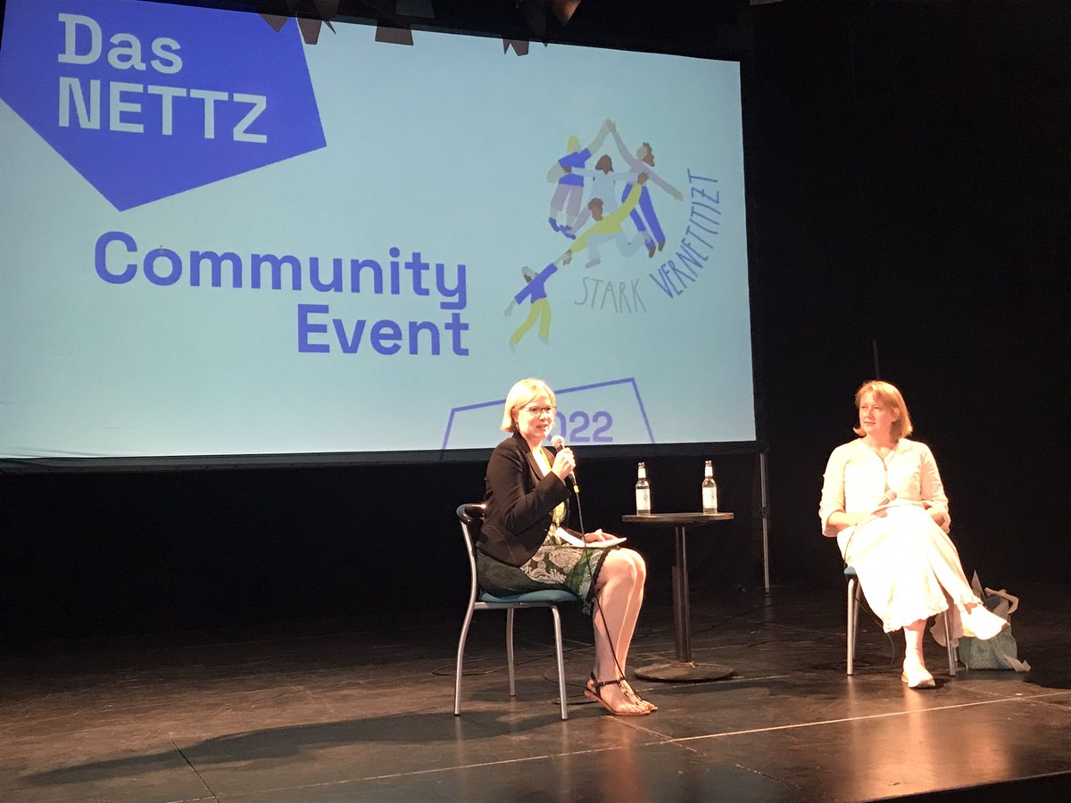 Hoher Besuch und ich sitze in der ersten Reihe. 🥰Bundesfamilienministerin Lisa Paus spricht gerade mit Hanna Gleisz von @Das_NETTZ was gegen den Hass im Netz getan werden muss. #ce22 #starkvernettzt