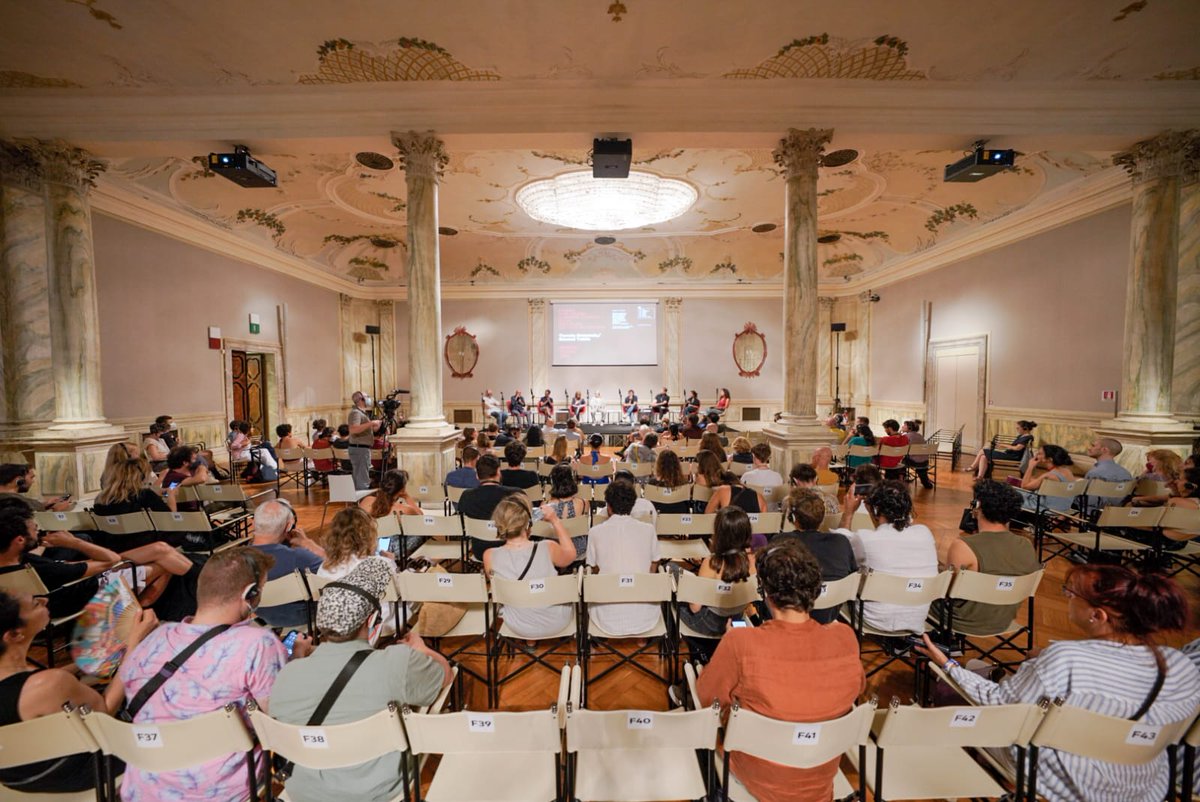 la_Biennale's tweet photo. #BiennaleTeatro2022 The round table TO BE, NOT TO BE, OR TO BE ELSEWHERE is in full swing at Ca' Giustinian. Speakers include: #AndreaPorcheddu, @NatachaBelova, #DariaDeflorian, @SamiraElagoz, #TitaIacobelli, @CadenManson, @carluspadrissa, #MiloRau, #AntonioTagliarini https://t.co/zo6QylcvBU