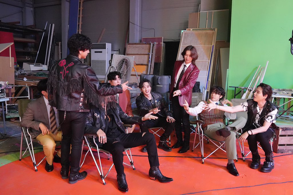 heebunim's tweet photo. the suju members probably played rock paper scissors to decide on who will dress as the woman and leeteuk lost 😭😭 https://t.co/KjRpOjdBAW
