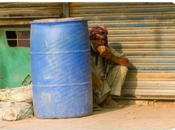 اگر لوگ
 ایسے ہی چھپ چھپ کر چائے پیتے رہے 
تو ملکی معیشت نے کیا خاک ترقی کرنی ہے