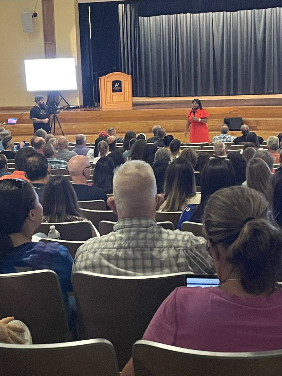 AVTechDirector's tweet image. Dr. Kelise Wornum presenting at the MAVA Connecting for Success conference here at @AssabetValley!