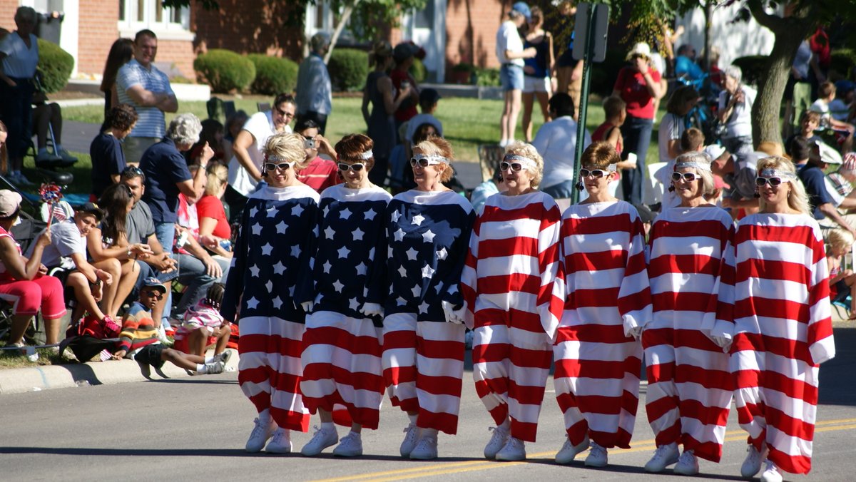Bellisaris's tweet photo. Is your hometown as crazy about the 4th of July as mine? Yellow caution tape and folding chairs? Read more about how my town celebrates the 4th of July by clicking the link in our bio!
#goldenbears #CBUS #bellisaris #foodie #parade #linethestreets https://t.co/x7j4zNuTVb