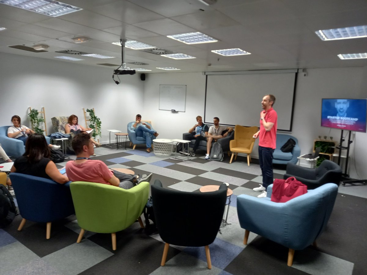 Seguimos con <a href="/MrVecino/">Daniel Vecino</a> y su plan del Héroe en <a href="/Hiberus/">hiberus</a> donde las #startups conocerán cuál es su cliente objetivo 🔍