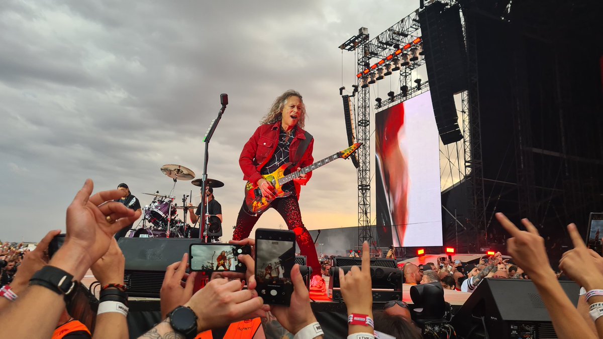 MiteKangoto's tweet photo. Twitter is the only place I forgot to flex. 😁 @Metallica #metinprague https://t.co/NvGIcGS94C