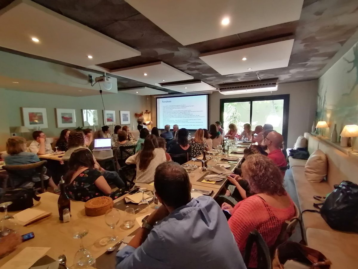 CSM9B's tweet photo. Avui reunió d’#equip de les grans,de tots i totes. De tancament 2021,retiment de comptes,dades assistencials,projectes, recerca…De professionals, companys/es i amics/gues amb una visió de #modelcomunitari conjunta i #compromesosamblasalutmental de #9barris fa més de 40 anys ! https://t.co/C3WP0y1YiG