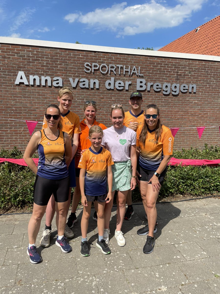 Opening van de <a href="/AnnavdBreggen/">Anna van der Breggen</a> sporthal in Hasselt. Ondanks de warmte toch een leuke hardloopclinic kunnen geven aan enthousiaste kids met als kers op de taart Jasmijn een sprintje tegen Anna… 😀