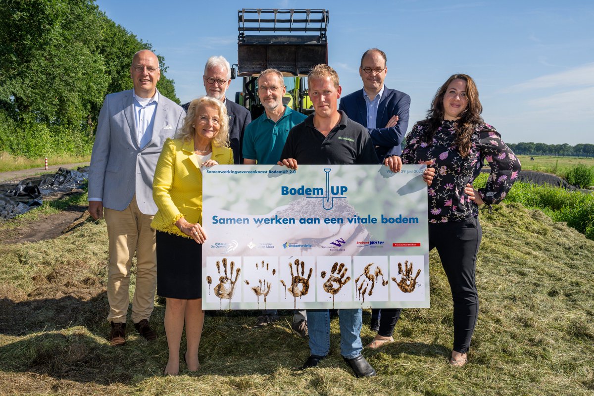 lenvbrabant's tweet photo. BodemUP is een programma waarbij agrariërs maatregelen doorvoeren om de bodem te verbeteren met begeleiding van bodemcoaches. Wegens goed resultaat is nu 2.0 van start gegaan! @BrabantWater @wddommel @wsrivierenland @aaenmaas @brabantsedelta  https://t.co/JRt7j93OOY https://t.co/Gs5WYPn0aX