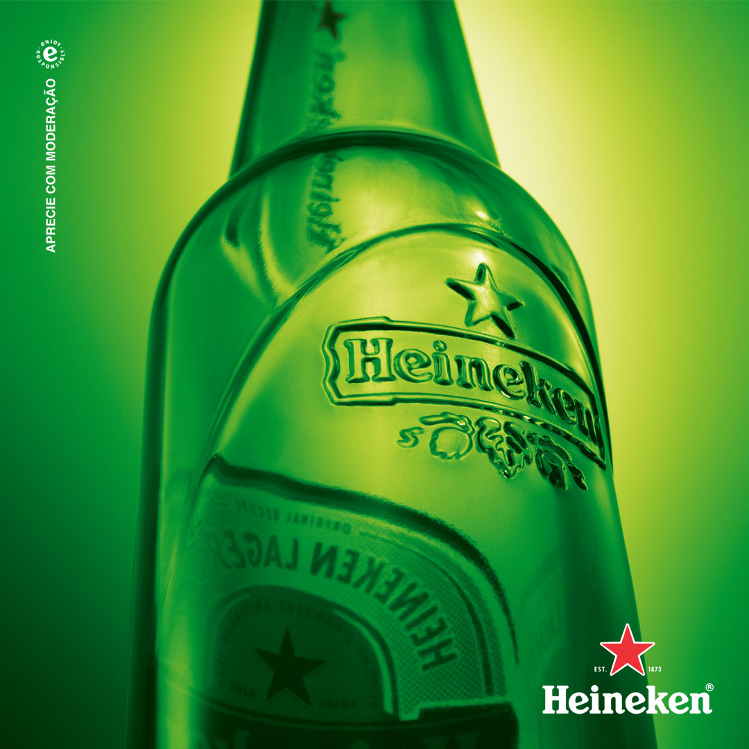 heinekenbr's tweet photo. Não é apenas uma garrafa verde. É um pedaço da história. #Heineken #AprecieComModeração