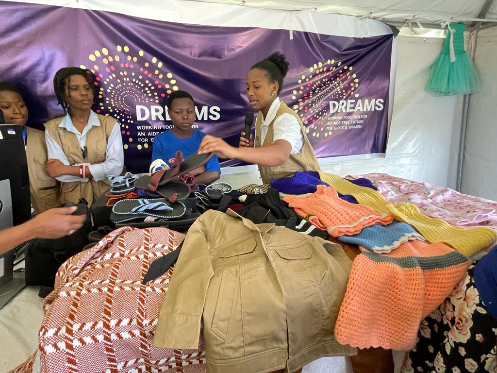 RwandaGender's tweet photo. Collaboration Framework: PS @MBatamuliza attended the Graduation Ceremony of young girls under @USAIDRwanda #UbakaEjoActivity &amp; #DREAMSprogram. The program targets to build the capacity of 27,561 orphans &amp; other vulnerable children &amp; 29,288 young girls &amp; women in @CityofKigali. https://t.co/UIFRV2QDzY