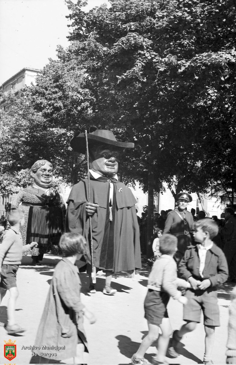 Jjo_Rodriguez's tweet photo. #SanPedroySanPablo. Fiestas. #Burgos.
1. Ferias en #Burgos 1878.
2. #Danzantes y #tetines en una calle de Burgos 1910.
Pregunta: ¿qué calle?
3.Gigantillos en el Paseo del Espolón 1938.
4. #Macero del @AytoBurgos 1947.⤵️ https://t.co/yAvTxpQABy