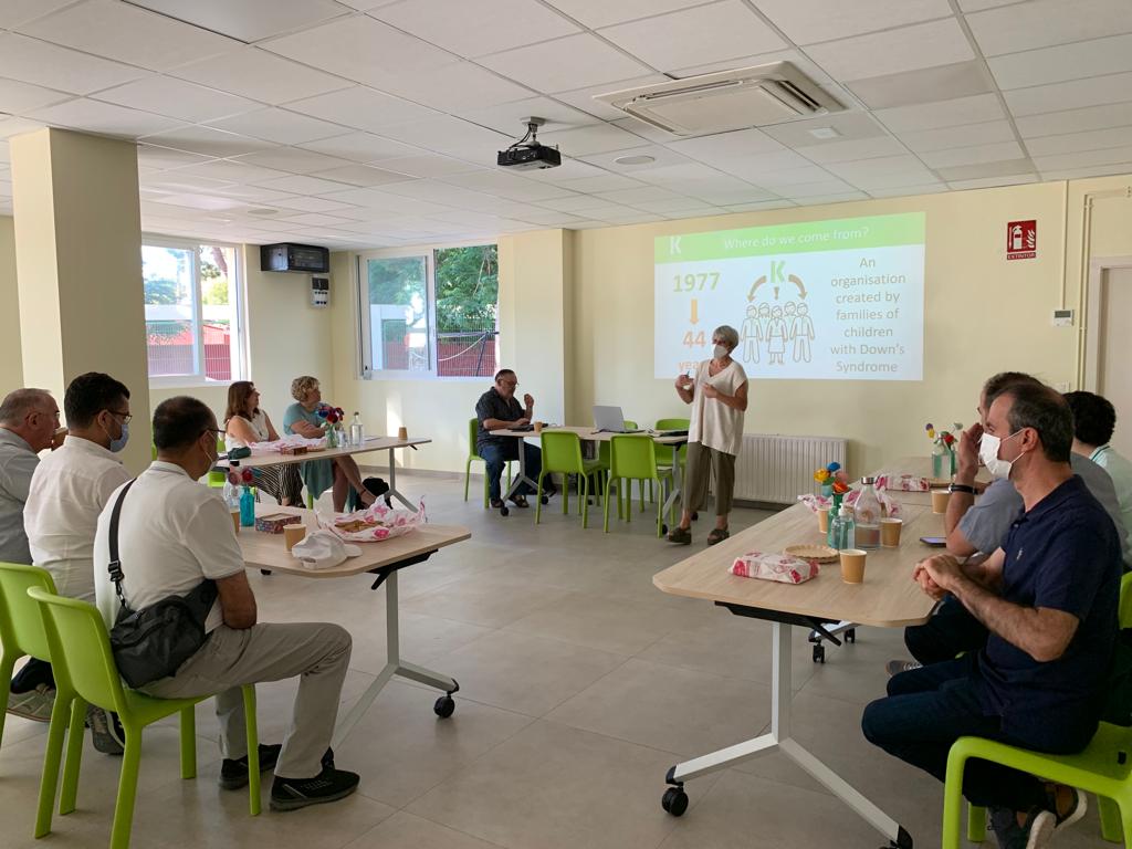 KoynosCoop's tweet photo. 👋 ¡Felices de recibir a los socios del proyecto @IVRAP_project en nuestra casa!

👉 Trabajamos en el desarrollo y validación de una herramienta de realidad virtual inmersiva para alumnado con autismo y profesorado.

Más información: https://t.co/XEBjJ4KbWI https://t.co/vT1Ygp3opu
