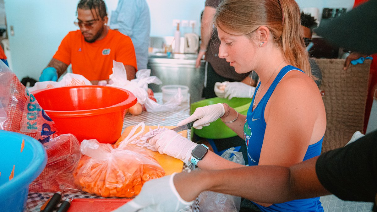 GatorsFB's tweet photo. Preparing and serving food for families in need 🥘

#GatorMade | #GatorsInGreece https://t.co/A6gWfo3O8e