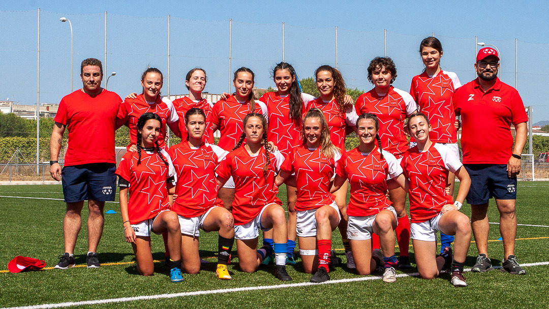 filo_rugby_2019's tweet photo. #FiloFamilia // JUAN MARTÍN CON LA MADRILEÑA M18 DE RUGBY SEVENS

La Selección femenina M18 de rugby 7️⃣s @RugbyMadrid se proclamó subcampeona de España🥈, con nuestro técnico y jugador Juan Martín "Rehén" como segundo entrenador

Enhorabuena a todo el equipo👏

📸👉FRM

#AúpaFilo https://t.co/QyKPyirhHg