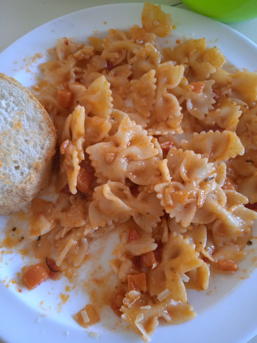 Encuentra el pollo en los 'fideos con tuco de pollo' que sirven en la escuela. 🔍😅