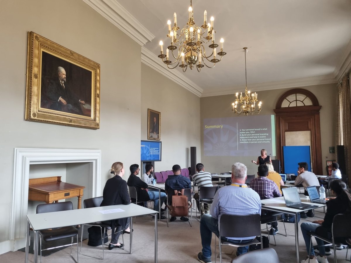 SkillsHiveX's tweet image. Getting started mentoring my team on the #GreHack at the beautiful @GreenwichUnive2