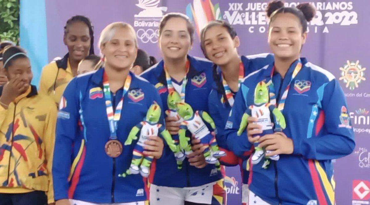 HanthonyCoelloB's tweet photo. Desde la @FVBbasketball queremos felicitar a nuestras selecciones U19 masculina 5x5⛹🏻‍♂️ y femenina 3x3⛹🏼‍♀️ por la obtención de la medalla de Bronce🥉en los Juegos Bolivarianos Valledupar 2022. Seguiremos trabajando por consolidar las categorías formativas en todo el país🇻🇪. https://t.co/92T3HPFVKN