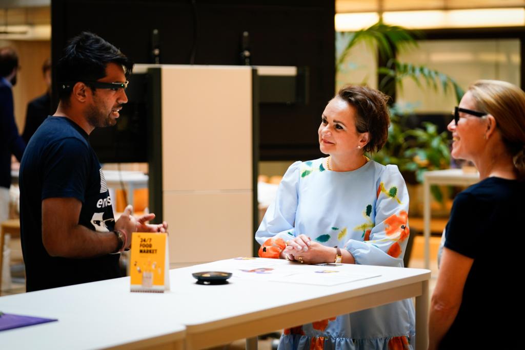 Alexandra van Huffelen (@avhuffelen) on Twitter photo Wat fantastisch om bij <a href="/DSA_NL/">Dutch Startup Association</a> te zien dat we zoveel innovatieve startups hebben op het digitale vlak. Een vd voorbeelden is technologie die slechtzienden en blinden helpt. Dit is precies zo’n startup die met behulp van technologie ons land mooier maakt. Ik word daar blij van! Wat fantastisch om bij <a href="/DSA_NL/">Dutch Startup Association</a> te zien dat we zoveel innovatieve startups hebben op het digitale vlak. Een vd voorbeelden is technologie die slechtzienden en blinden helpt. Dit is precies zo’n startup die met behulp van technologie ons land mooier maakt. Ik word daar blij van!