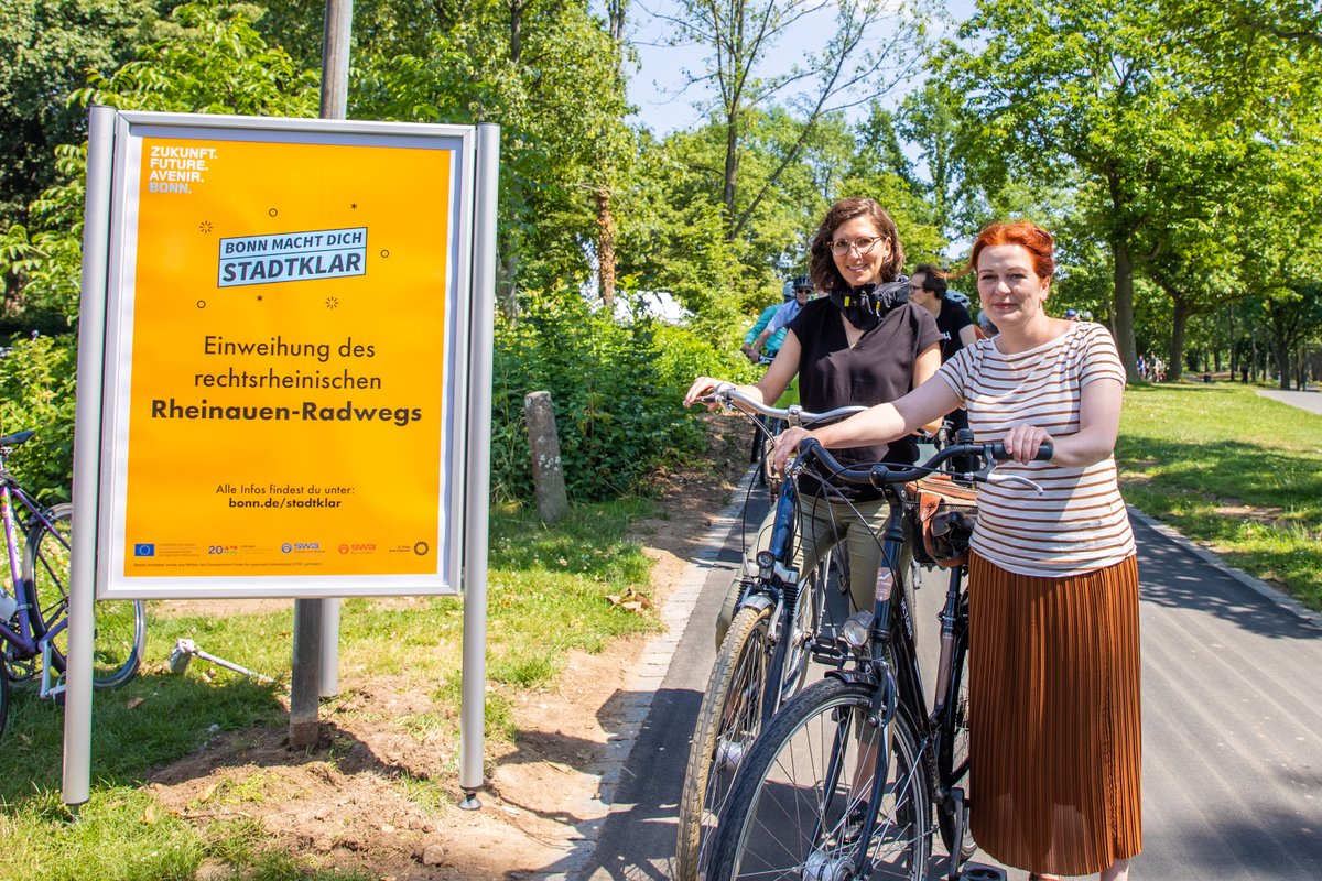 Der ausgebaute Radweg durch die rechtsrheinische #Rheinaue ist offiziell eröffnet! OB Katja Dörner, Beuels Bezirksbürgermeisterin Lara Mohn und geladene Gäste befuhren heute den Abschnitt zwischen der Südbrücke und dem Biergarten „Zum blauen Affen“ ➡️ bonn.de/pressemitteilu…