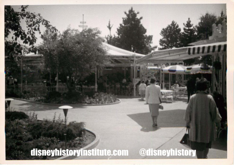 DisneyHistory's tweet photo. Strolling through Disneyland #randomDHI #disneyland https://t.co/EyiFhVaoWl
