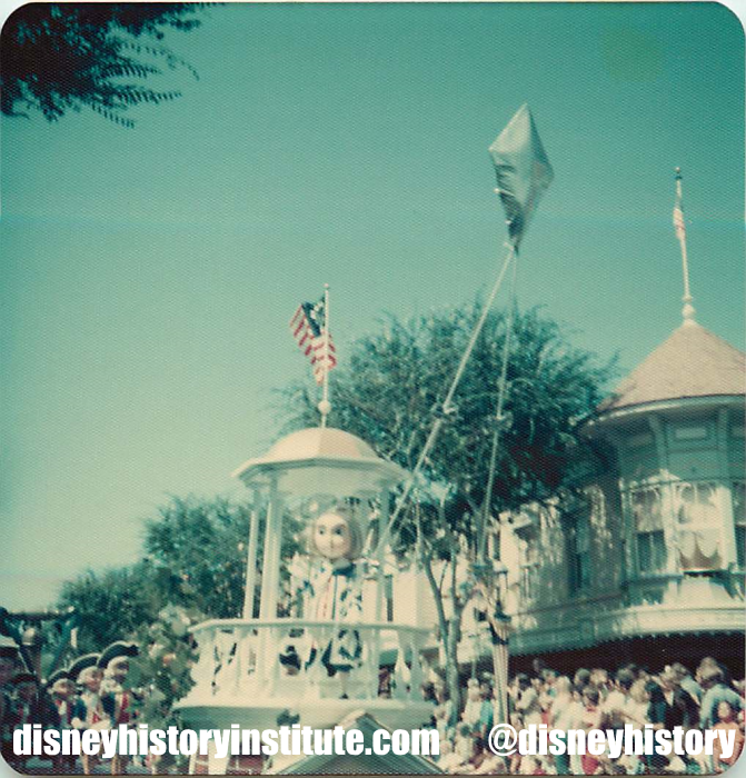DisneyHistory's tweet photo. Disneyland parade in 1976. #randomDHI #parade #disneyland https://t.co/CizDiOCVyx