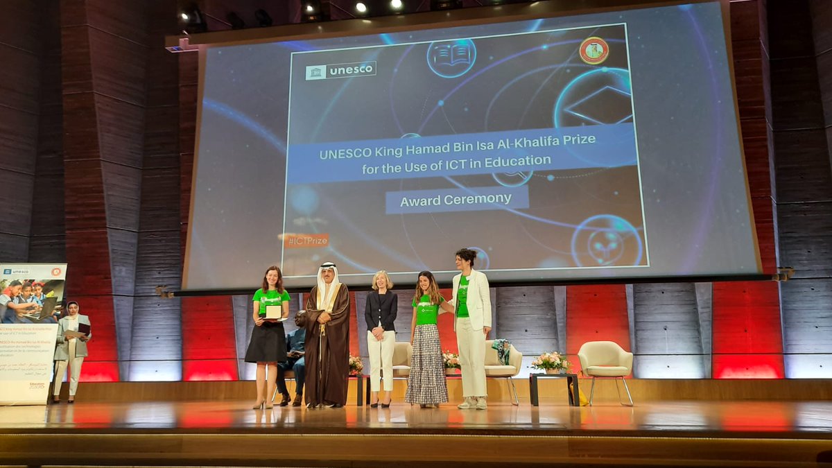 luzrello's tweet photo. Cada vez son emociones más fuertes y cada vez es más difícil ponerlo en palabras, pero esto hay que compartirlo. El viernes Change Dyslexia tuvo el honor de recibir el Premio de Educación de la UNESCO (King Hamad Bin Isa-Al Khalifa) en su sede en París (¡Dentro Hilo!) https://t.co/dAS0saCemY