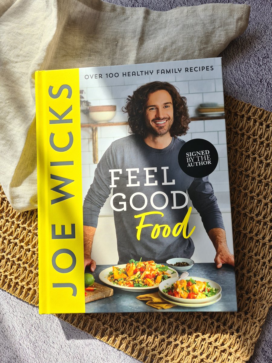 roeliareads's tweet image. #CookbookReview #RoeliaReads #RoeliaReadsAndCooks #BookifyZA #WellnessWednesday @JonathanBallPub 

Read and Cook: Feel Good Food: Over 100 Healthy Family Recipes by Joe Wicks

Full review here: roeliareads.co.za/read-and-cook-…