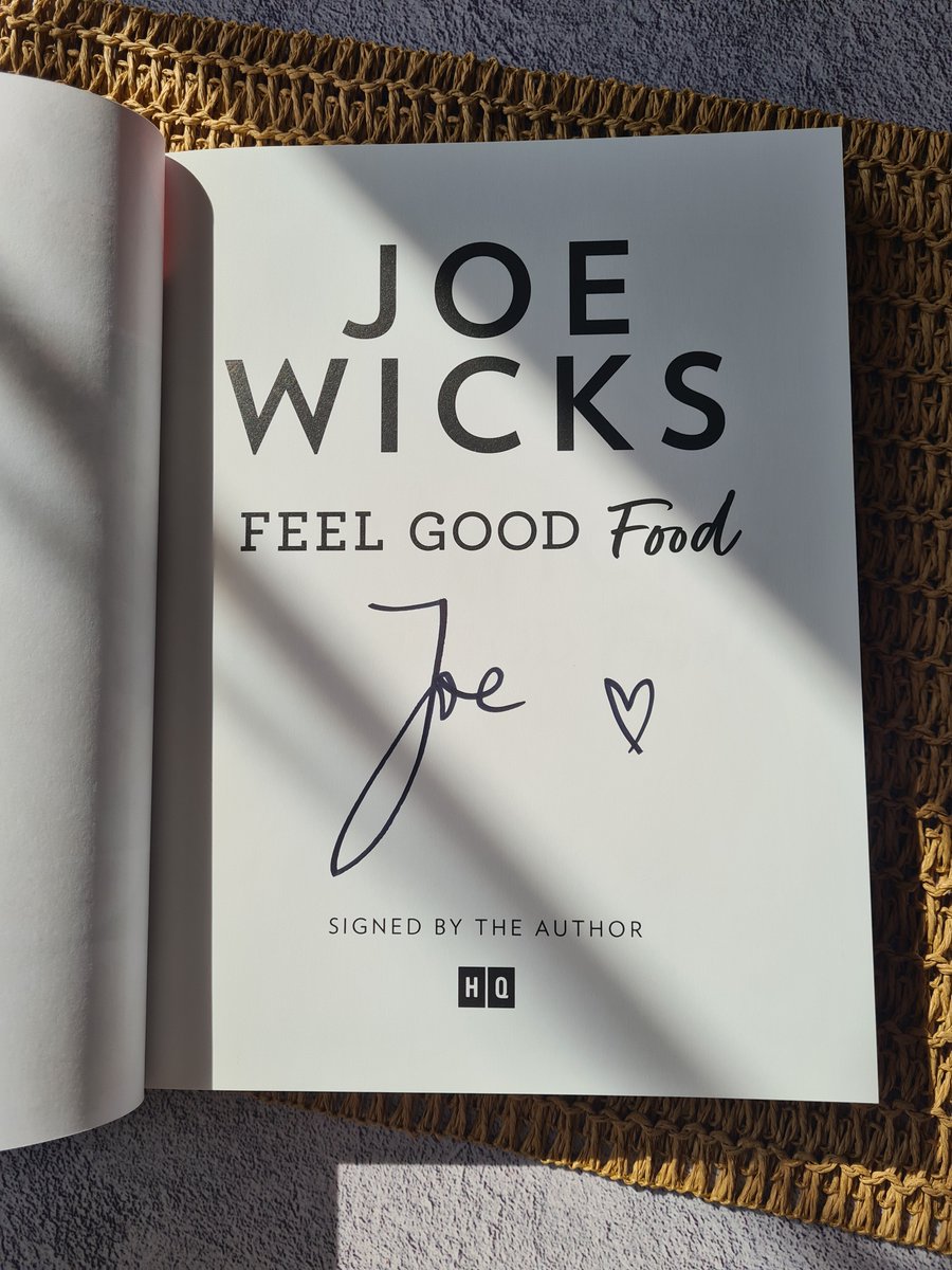 roeliareads's tweet image. #CookbookReview #RoeliaReads #RoeliaReadsAndCooks #BookifyZA #WellnessWednesday @JonathanBallPub 

Read and Cook: Feel Good Food: Over 100 Healthy Family Recipes by Joe Wicks

Full review here: roeliareads.co.za/read-and-cook-…