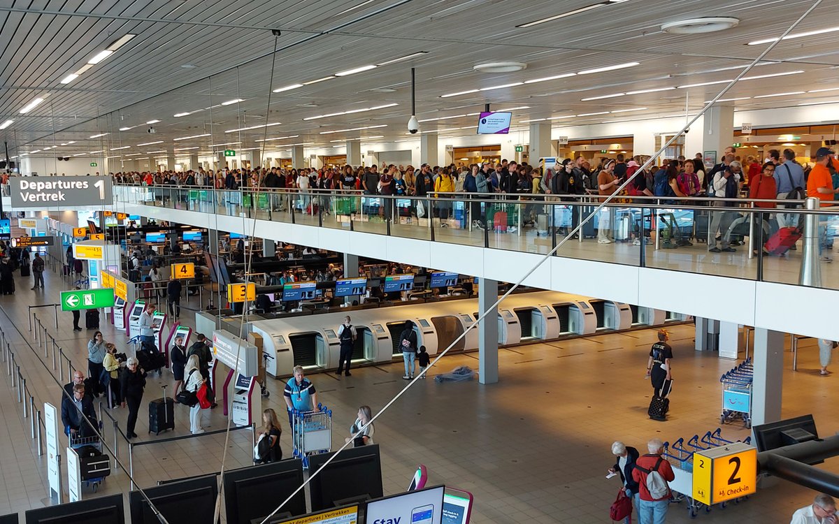 Groningen Airport Eelde helpt Schiphol aan extra beveiligers dlvr.it/ST3bfh