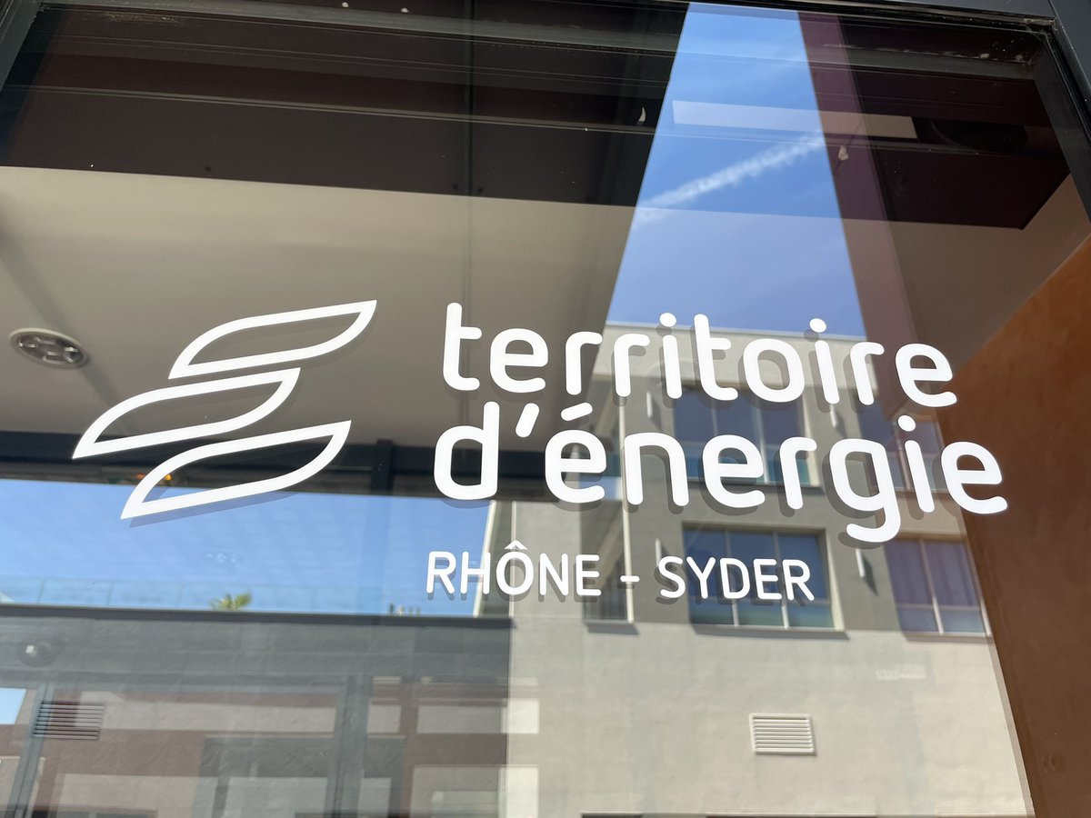 SYDERhone's tweet photo. 📍 Les équipes du @SYDERhone viennent de réintégrer leurs locaux du 61 chemin du Moulin Carron.
👏 Un grand bravo aux architectes de @gate_studio, l’ensemble des artisans et corps de métier qui ont réagencé et sublimé les bureaux.
#renovation #embellissement #syder https://t.co/r3n0Sllvcw