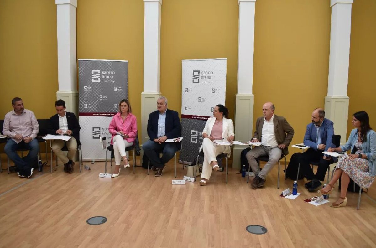 Euskadi está generando una industria competitiva basada en los #datos. ¿Cómo impulsar esta estrategia desde las políticas públicas? Nuestro CEO <a href="/DRuizUceta/">David Ruiz Uceta</a> ha compartido casos de éxito de <a href="/Smartup_Digital/">Smartup Digital</a> en el Seminario de Digitalización de <a href="/sabinoaranaf/">Sabino Arana Fundazioa</a> <a href="/xabarandi/">Xabier Barandiaran</a> <a href="/MireiaZarate/">Mireia Zarate Agirre</a>