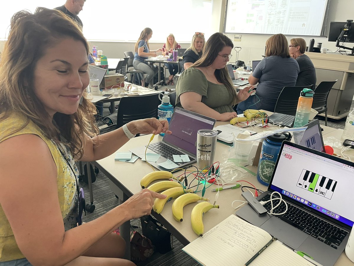 STEMtoThem's tweet photo. Friends helping friends build banana pianos! #MakeyMakeys #CSPDweek https://t.co/3BVurSox0T
