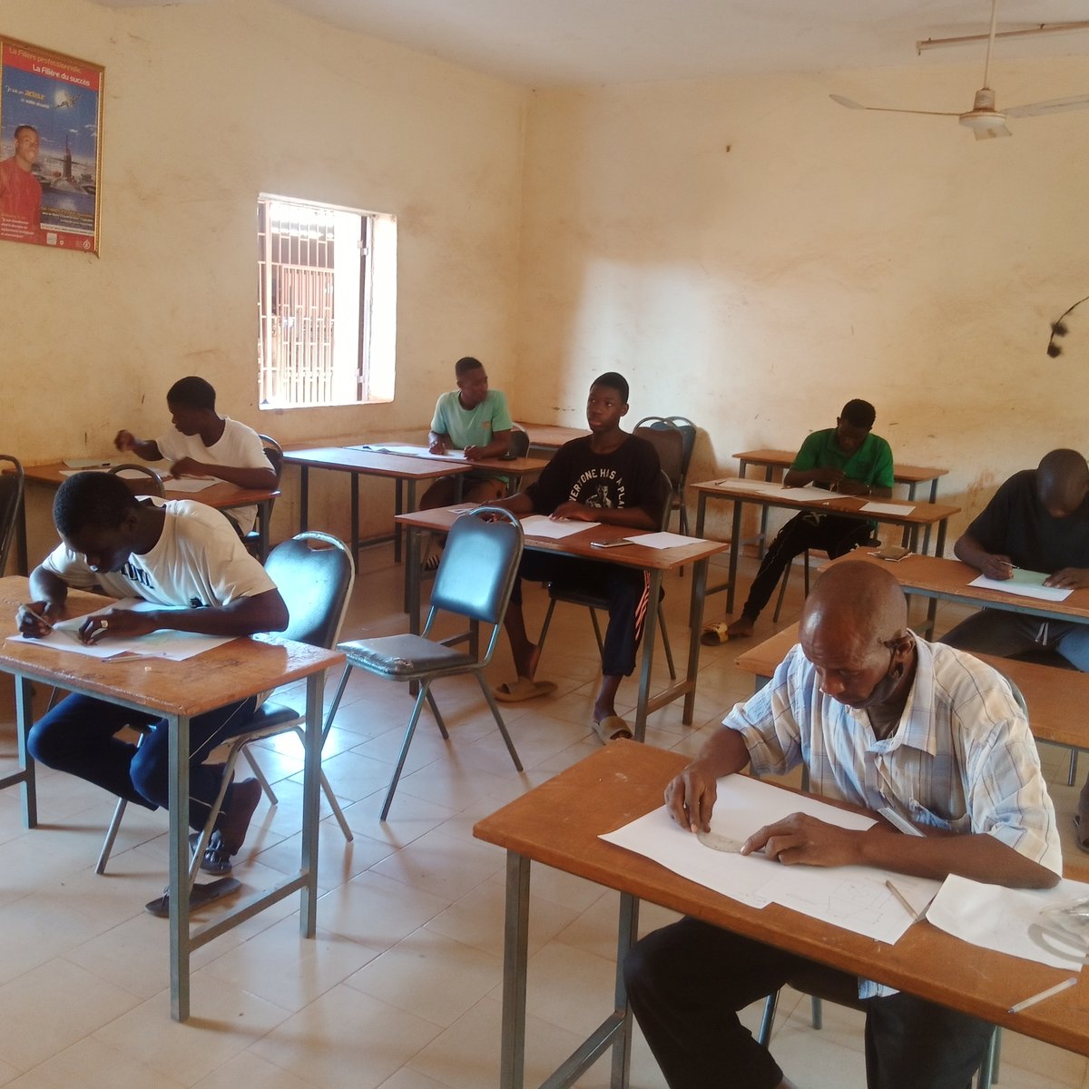 NCpmct's tweet photo. Ce lundi 27/06/2022, démarrage des évaluations finales pour les 30apprenants de la promotion 2021-2022 pour le Certificat de Qualification au Métier Chaudronnier. Au menu, les épreuves de traçage,…et de travaux pratiques. Bon succès à nos jeunes! https://t.co/Tb6qW6DODv
