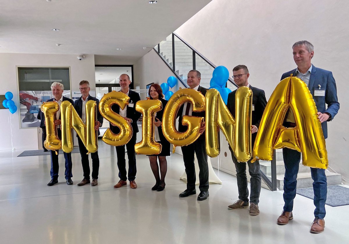 tmwllr_th's tweet photo. Staatssekretärin Böhler zu Gast bei der feierlichen Eröffnung des Leistungszentrums #InSignA am @Fraunhofer_IDMT🎉. Hier sollen neue Lösungen in Sensorik und Signalanalyse entwickelt werden. @tmwwdg unterstützt mit 1,2 Mio. €. 👉 https://t.co/ifhALv3Tr8 https://t.co/nbDEnwEaFH