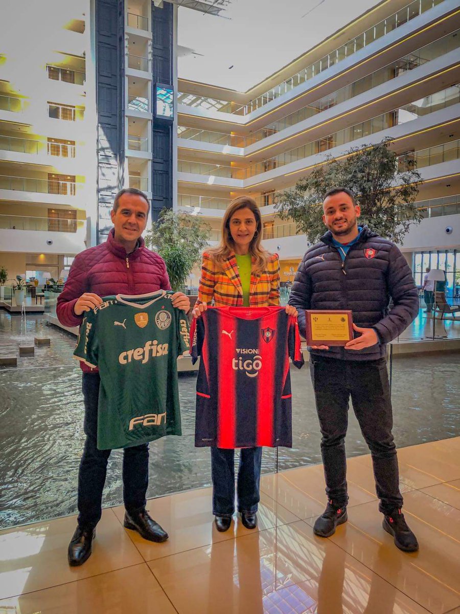 Danymacica's tweet photo. El Ing Miguel Duarte, Directivo, y el Gte Francisco Carrillo de #Cerro Porteño fueron a saludar a la Presidenta del #Palmeiras Leila Pereira.
@1912Territorio @1330am https://t.co/b0bygrQVlx