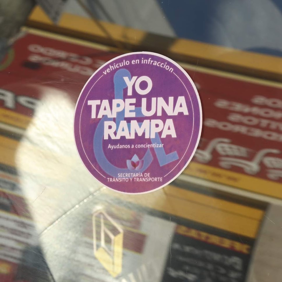 lephcero's tweet photo. En el municipio de Moreno ademas de la multa va esta pegatina para los que estacionan en una rampa https://t.co/X3NuyftTNB