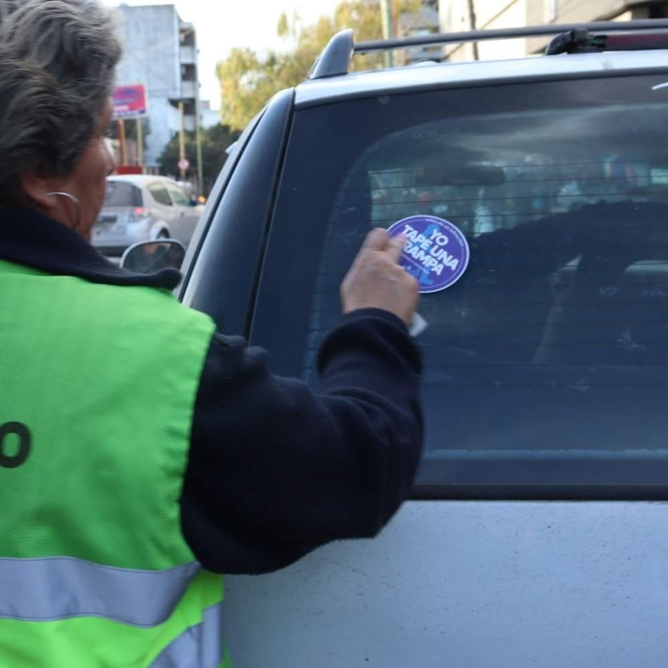 lephcero's tweet photo. En el municipio de Moreno ademas de la multa va esta pegatina para los que estacionan en una rampa https://t.co/X3NuyftTNB