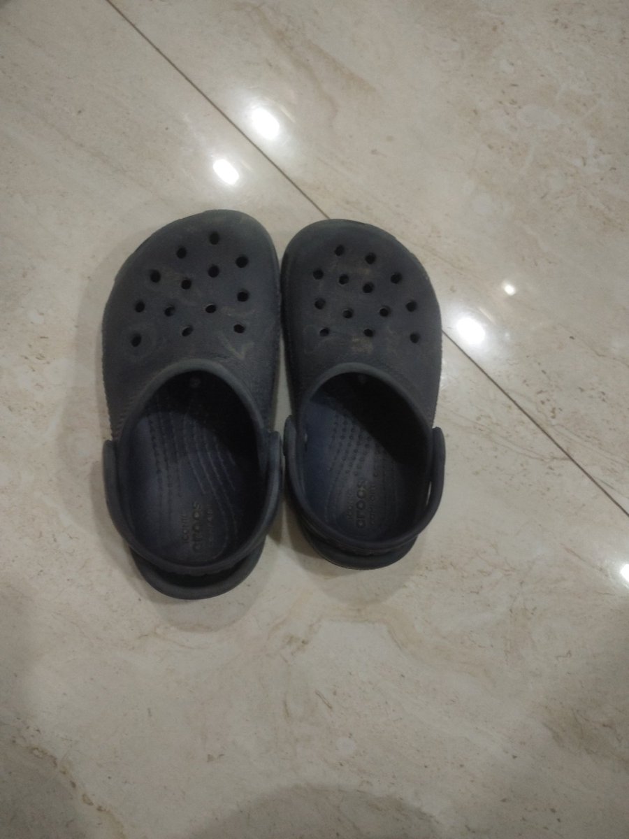 RoyalBajaj's tweet photo. @CrocsIndia  don't how come size of this crocs reduced itself 
Surprised my son was not using this from last 15 days only https://t.co/JXkLIRpku8