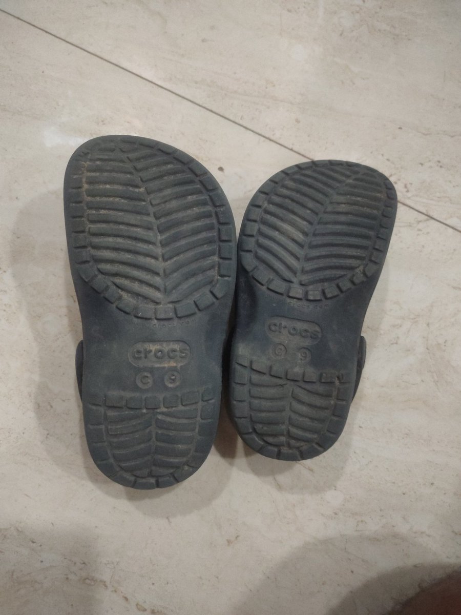RoyalBajaj's tweet photo. @CrocsIndia  don't how come size of this crocs reduced itself 
Surprised my son was not using this from last 15 days only https://t.co/JXkLIRpku8