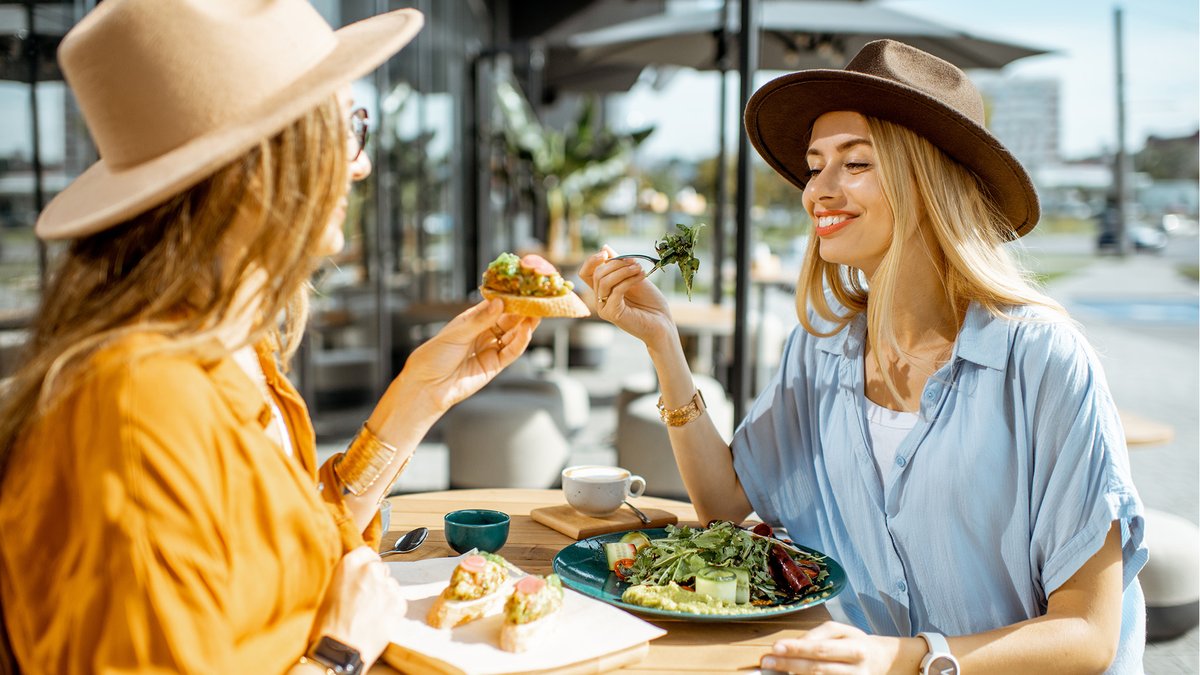 30% of people are still uncomfortable with dining indoors!🚪"As a restaurant owner or manager, you'll need to carry over the changes you made during COVID..." (Marquez, QSR Web).🤔 Click the link to get tips on how to keep things running. 🍽 #Beedashfes bit.ly/3MeATED