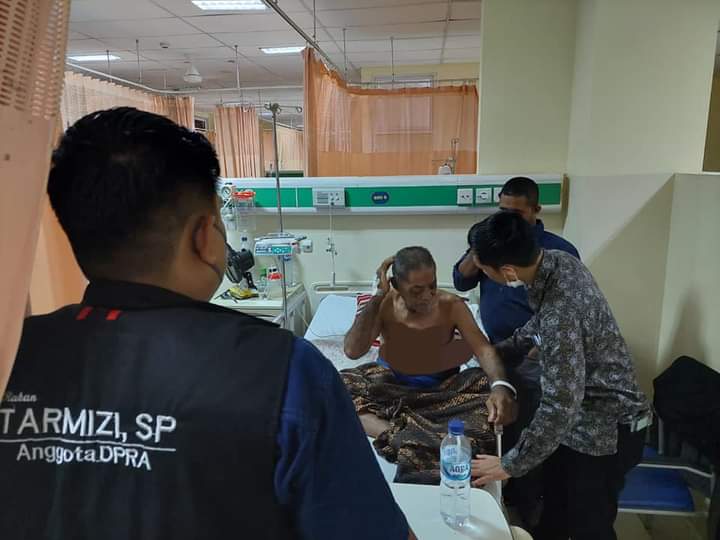 rakan_tarmizi's tweet photo. Malam ini Bang Tarmizi, SP menjenguk pasien di RSZA:
1. Tgk Yasir (Tgk Imum) Gp. Suak Raya, Johan Pahlawan.
2. Samsuwir dari Gp. Lancong, Sungai Mas.
Alhamdulillah kedua pasien yg musibah kcelakaan sdah banyak perubahan.
Kita doakan semoga segera sembuh total. Aamiin.
#AwakDroe https://t.co/t7R4hG3nT6