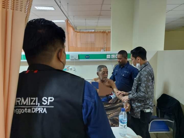 rakan_tarmizi's tweet photo. Malam ini Bang Tarmizi, SP menjenguk pasien di RSZA:
1. Tgk Yasir (Tgk Imum) Gp. Suak Raya, Johan Pahlawan.
2. Samsuwir dari Gp. Lancong, Sungai Mas.
Alhamdulillah kedua pasien yg musibah kcelakaan sdah banyak perubahan.
Kita doakan semoga segera sembuh total. Aamiin.
#AwakDroe https://t.co/t7R4hG3nT6