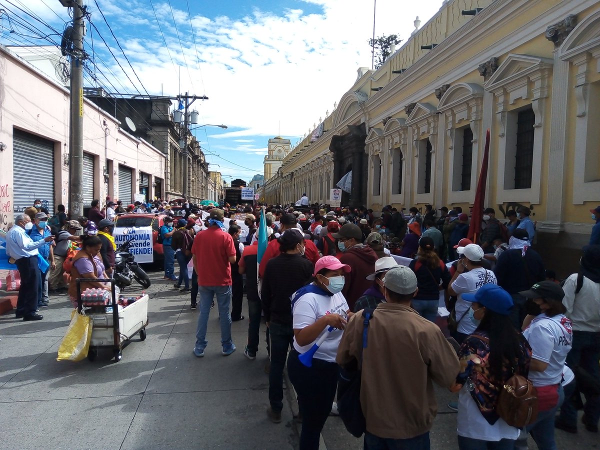 Ya casi listos para comenzar la caminata contra el fraude en la #USAC #ElFraudeSeCae
#FueraMazariegos.
Pueblo que escucha, únete a la lucha.