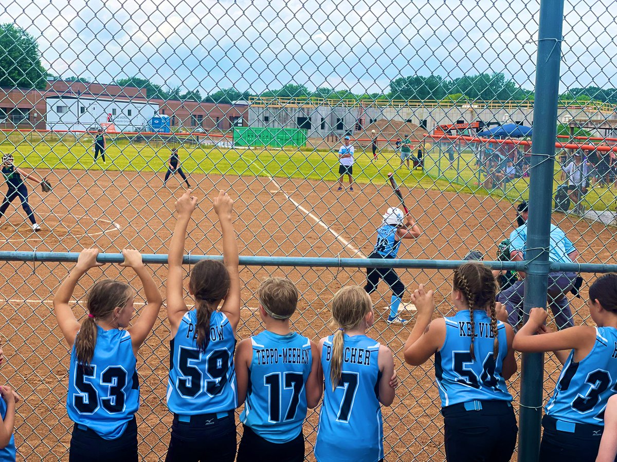 LFSASoftball's tweet image. 10u Lakeville Lightning Blue’s brought the loud and fun cheering this past Saturday for the 10u Lightning Black. With their energy, Black got out to a 5-0 lead to notch a 10-4 win over Rosemount in the State Qualifier Tournament! Thank you girls!

#LFSAFamily