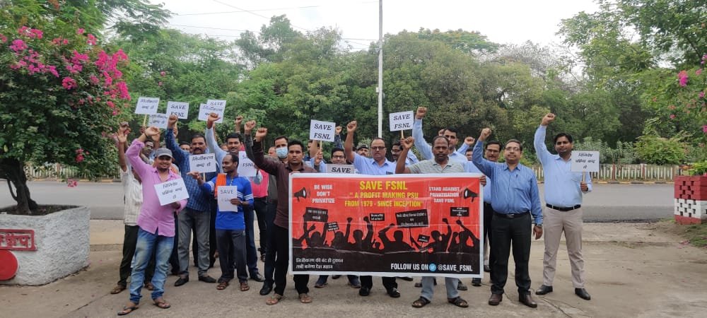 Save_FSNL's tweet photo. हम सभी एफ एस एन एल के निजीकरण के निर्णय का अंतिम समय तक विरोध करते रहेंगे | सरकार को अपने निर्णय पर एक फिर विचार करना चहिये | सभी आश्रित परिवारों के भविष्य को अन्धकार में जाने से बचाना चहिये | #savefsnl
@narendramodi
@PMOIndia
@SteelMinIndia
@SecyDIPAM
@RCP_Singh
@mstcindia https://t.co/SlOuq7oEPB