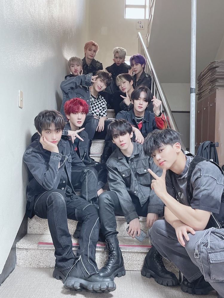 Fan_OmegaXFR's tweet photo. [🎂] PREMIER ANNIVERSAIRE DE OMEGA X 

ForX aujourd’hui nous fêtons et souhaitons le premier anniversaire du groupe 🎉🎁

@OmegaX_members @OmegaX_official 
#OMEGA_X #오메가엑스
#OMEGA_X_Debut_1st_Anniversary #OX_1st_ANNIVERSARY
#FOREVERWITHOX https://t.co/AqpZOHkPbs