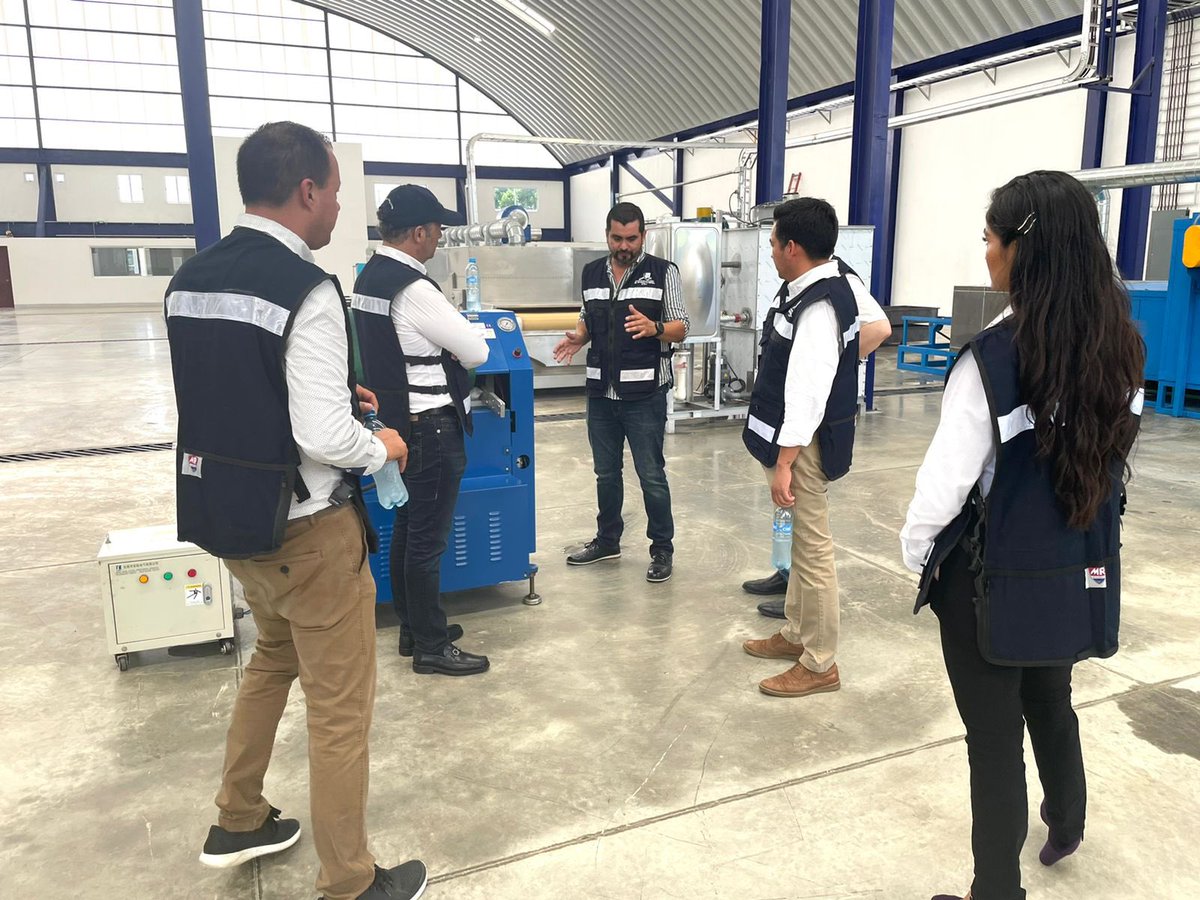 DesEconomicoOax's tweet photo. Junto al titular de @FIDELO_GobOax, @CsarVillalobos7, el subsecretario @ticogomez73 recorrió la planta POLYMERS, que inició operaciones en Tuxtepec, la cual tiene una capacidad anual de producción de 2 mil toneladas. 

Con inversión, #OaxacaCrece. @alejandromurat https://t.co/keYpYvwKQz