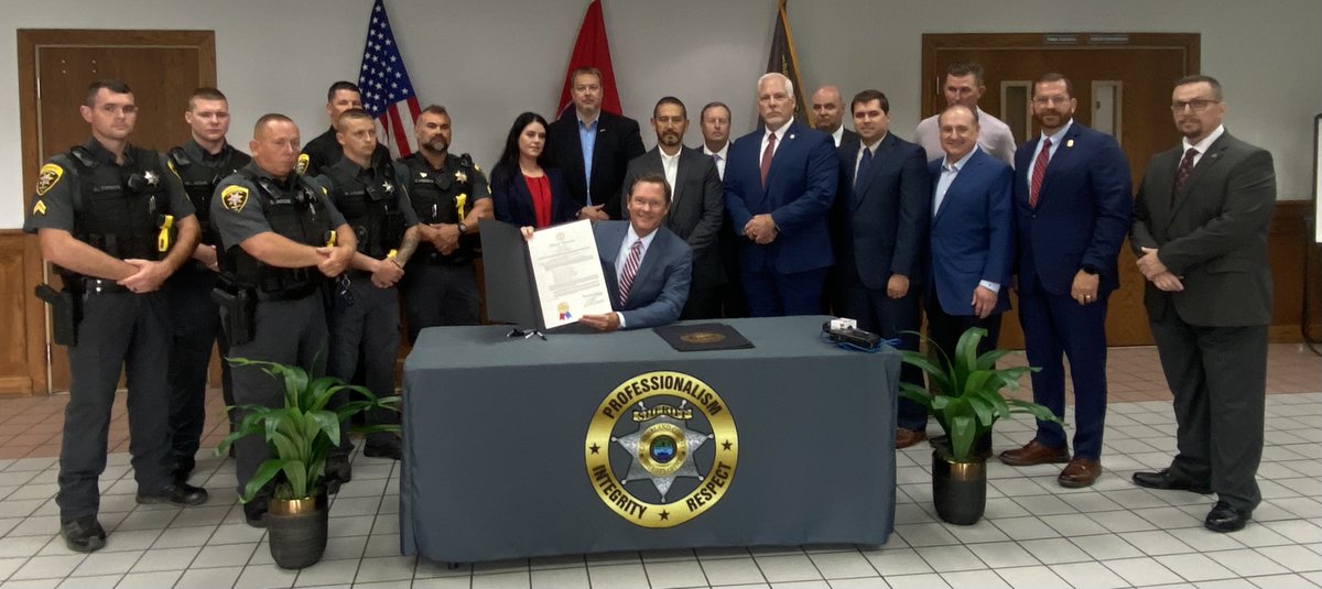 ucbizjournal's tweet photo. Sexton signs Truth in Sentencing Bill https://t.co/4WpVrr9bWi via @UCBJ - Upper Cumberland Business Journal @CSexton25 #truthinsentencing https://t.co/6RjD1u5KNY