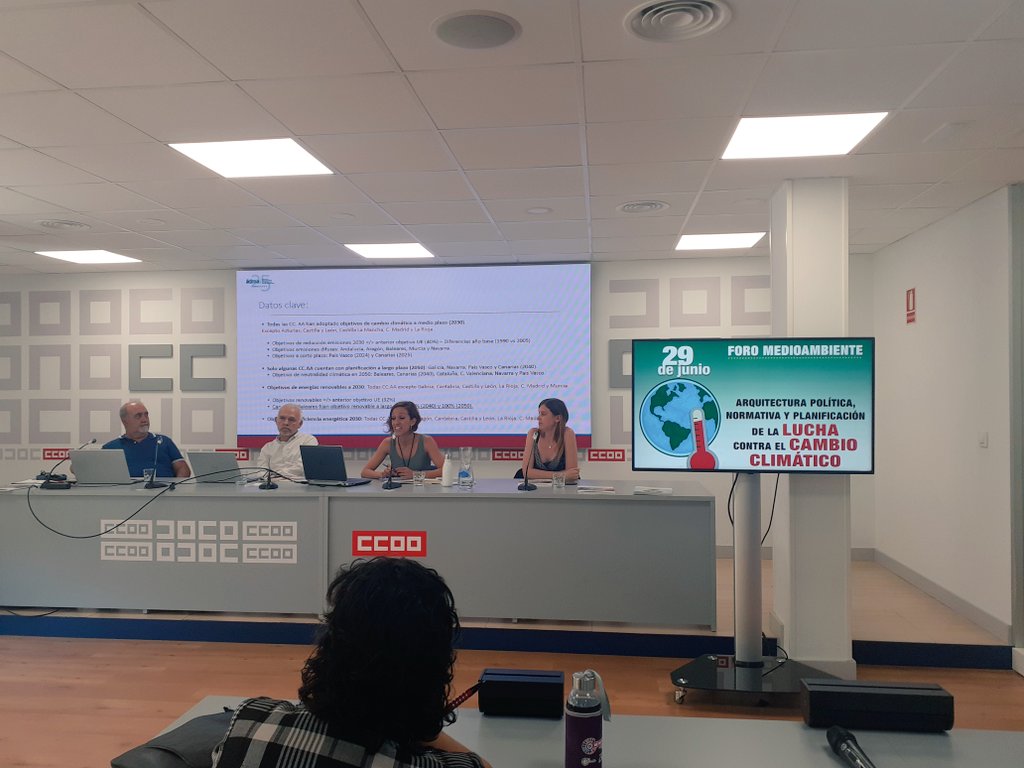 dhowellseo's tweet photo. En Jornada de @CCOO sobre marcos legislativos de acción climática y transición energética hablan @airanzo_ (@IIDMA_ecolaw) y @SrtaAmavi (@SEO_BirdLife y proyecto #LIFEUnify), del progreso en planificación de energía y clima a niveles CCAA y municipial y el #ObservatorioClimático https://t.co/HPj2LDcrEX